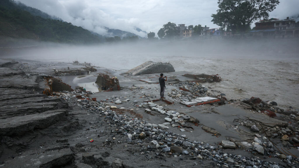Nepal'de Kurtarma, Nomad Oyunları ve Kyiv Saldırıları: Haftanın Kareleri