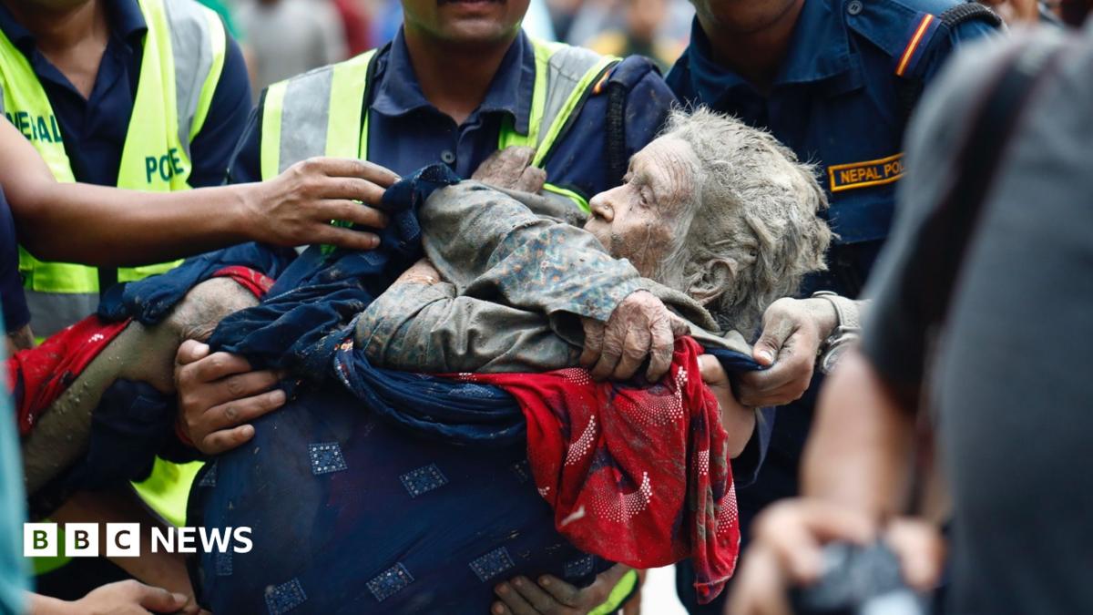 Nepal'deki selde 97 yaşındaki kadın iş makinesiyle kurtarıldı