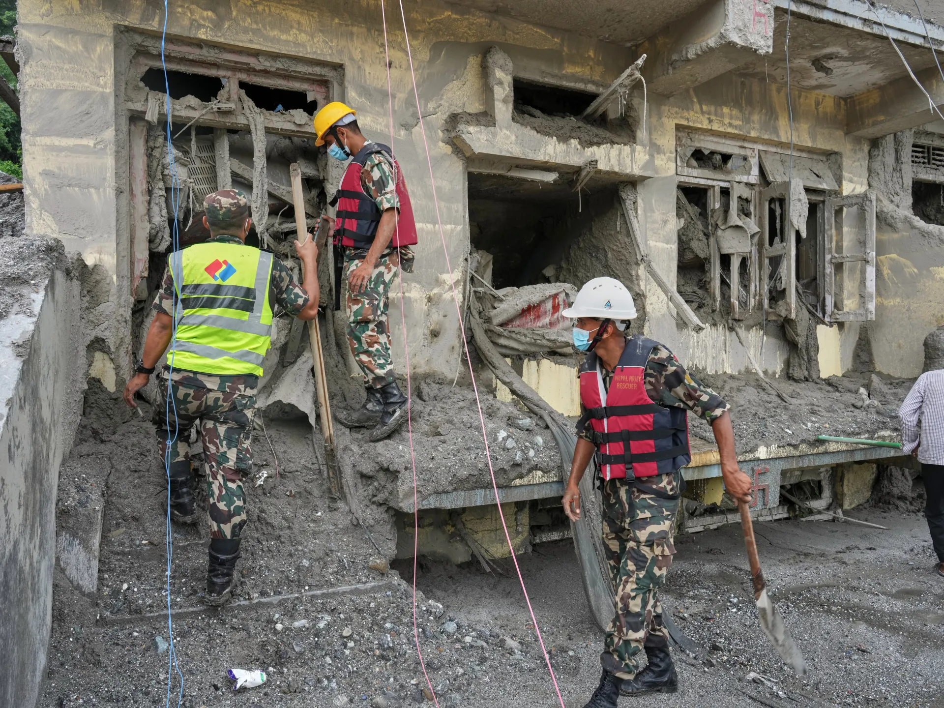Nepal'de sel felaketi: Arama kurtarma çalışmaları bir haftadır sürüyor
