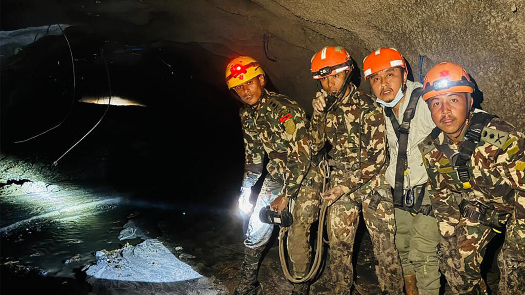 Nepal'de sel felaketi: Hidroelektrik tünellerinde mahsur kalanlar için umut