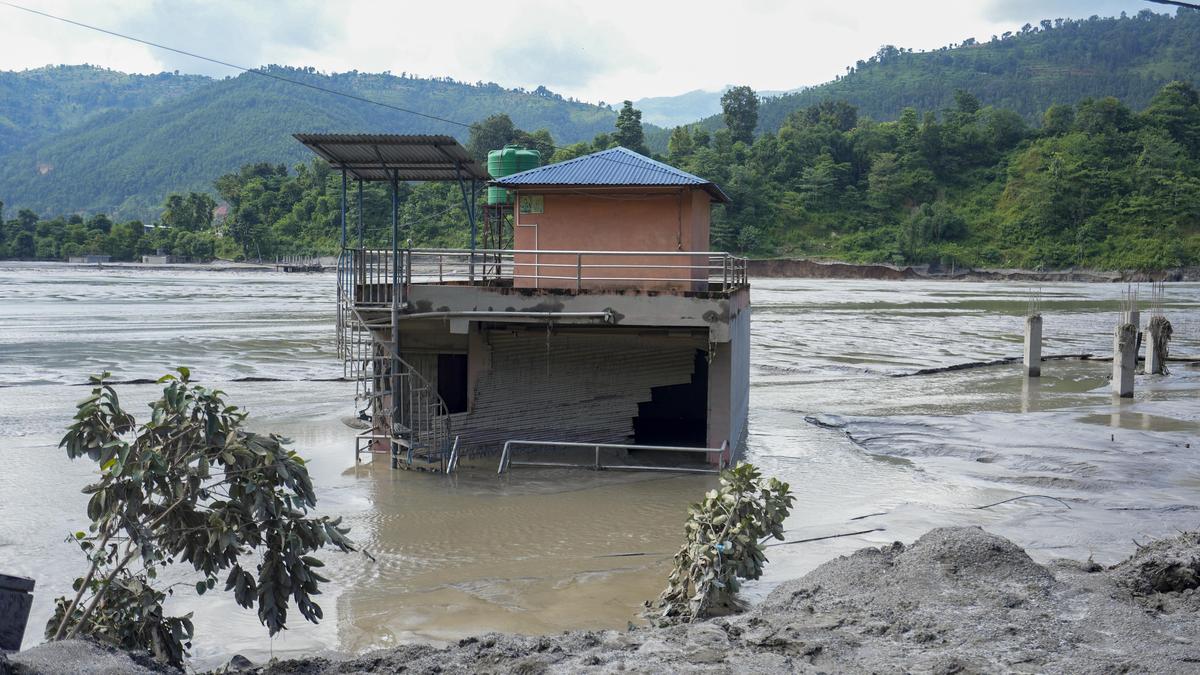 Nepal'de sel felaketi: Kayıplar için umut aranıyor