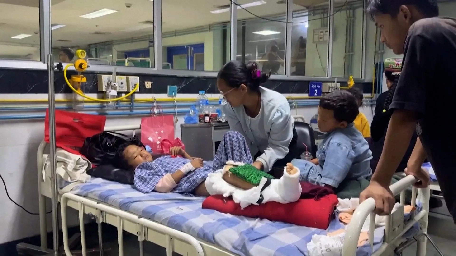 Nepal'de sel felaketinden kurtarılan 8 yaşındaki çocuk annesiyle buluştu
