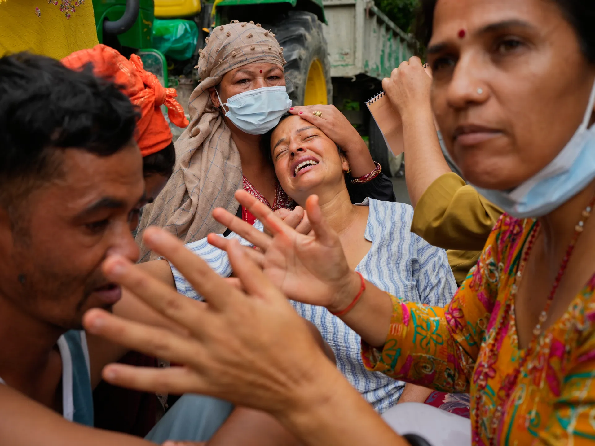 Nepal sel felaketinde ölü sayısı 900'ü aştı, kurtarma ekipleri tünellerde mahsur kalanları kurtarmaya çalışıyor