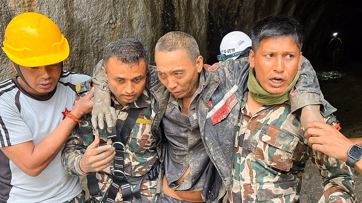 Nepal'de sel felaketinden 10 gün sonra 2 kişi sağ kurtarıldı
