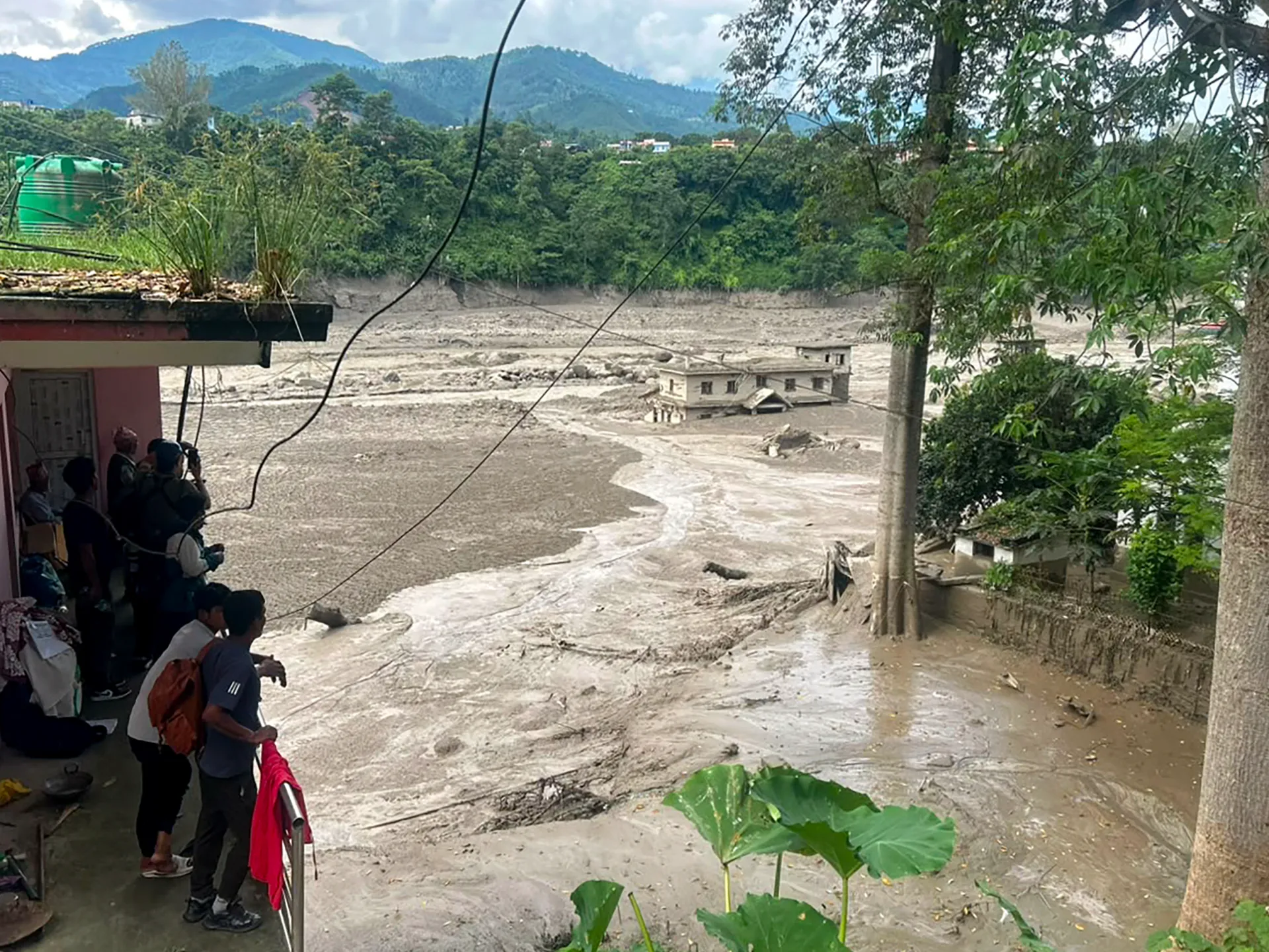 Nepal'de sel ve heyelan: En az 8 ölü, enerji tesisleri hasarlı