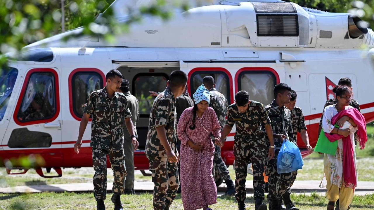 Nepal'de sel felaketi: Hidroelektrik tünelinde 100 kişi mahsur