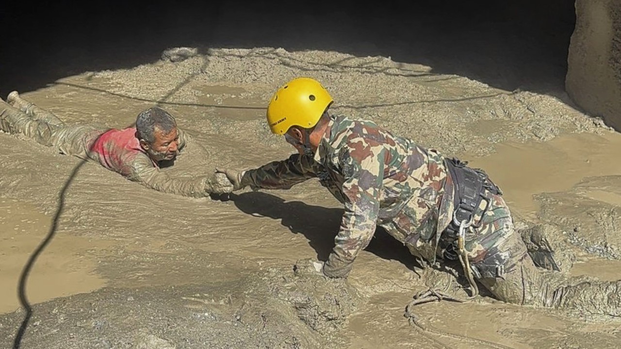 Nepal'de sel felaketi: Tünelde mahsur kalan işçilere hava verilmeye başlandı