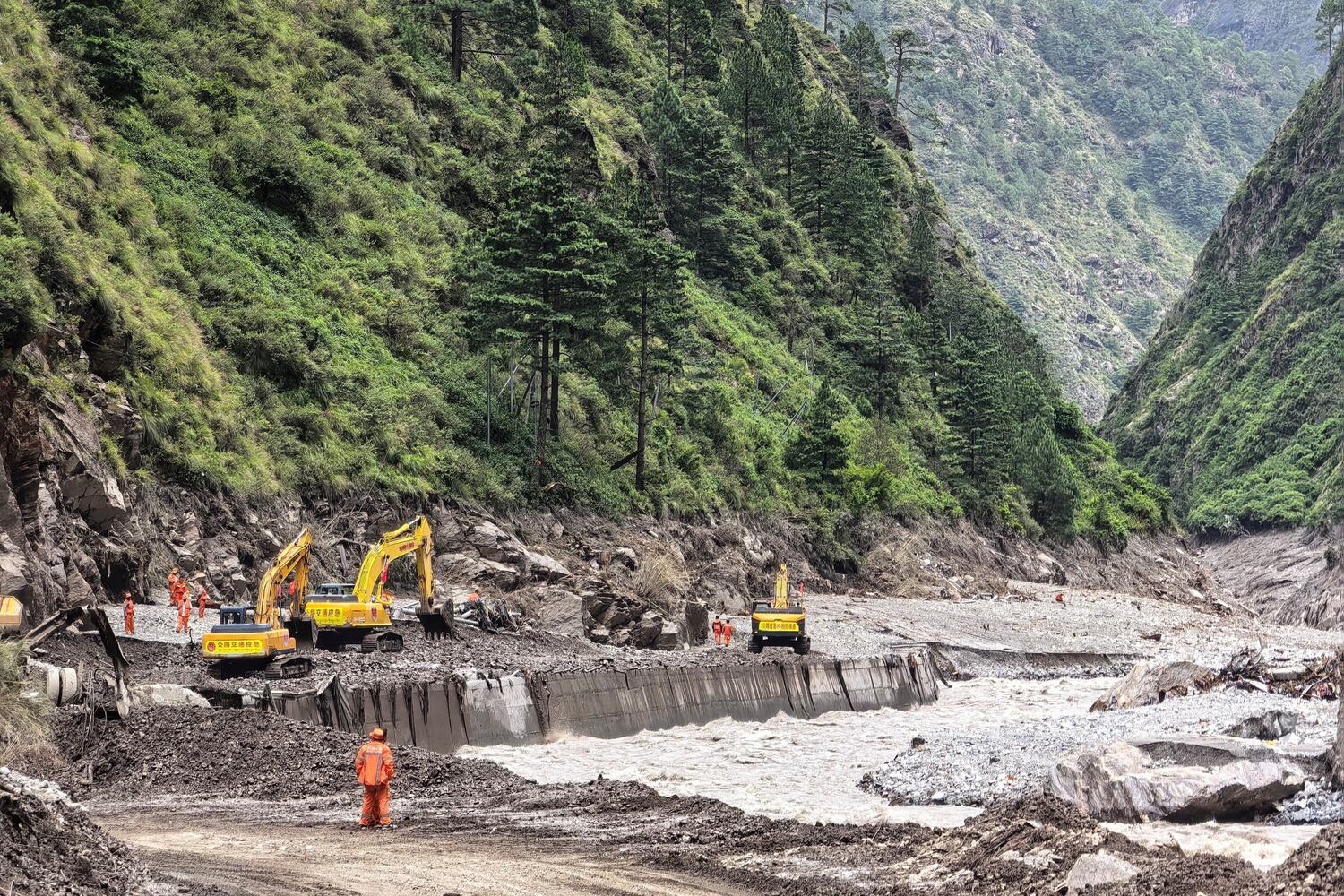 Nepal-Tibet Sınırındaki Selde Uydu Görüntüleri Büyük Hasarı Ortaya Koydu