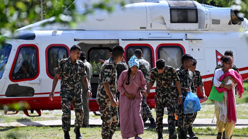 Nepal-Tibet sınırındaki sel felaketinde hayatta kalanlar anlattı