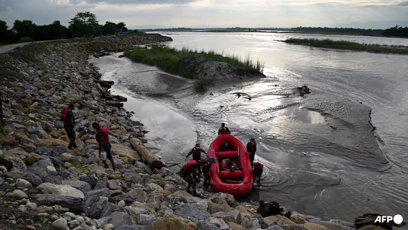 Nepal'de toprak kayması: 3 bin 48 kişi kayıp, cenazeler toprağa veriliyor