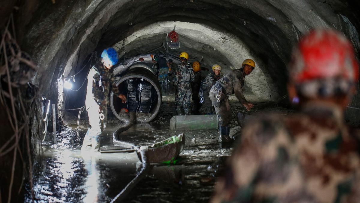 Nepal'de tünel selinde 70 metre enkaz temizlendi: 6 işçiye 60 metre kaldı