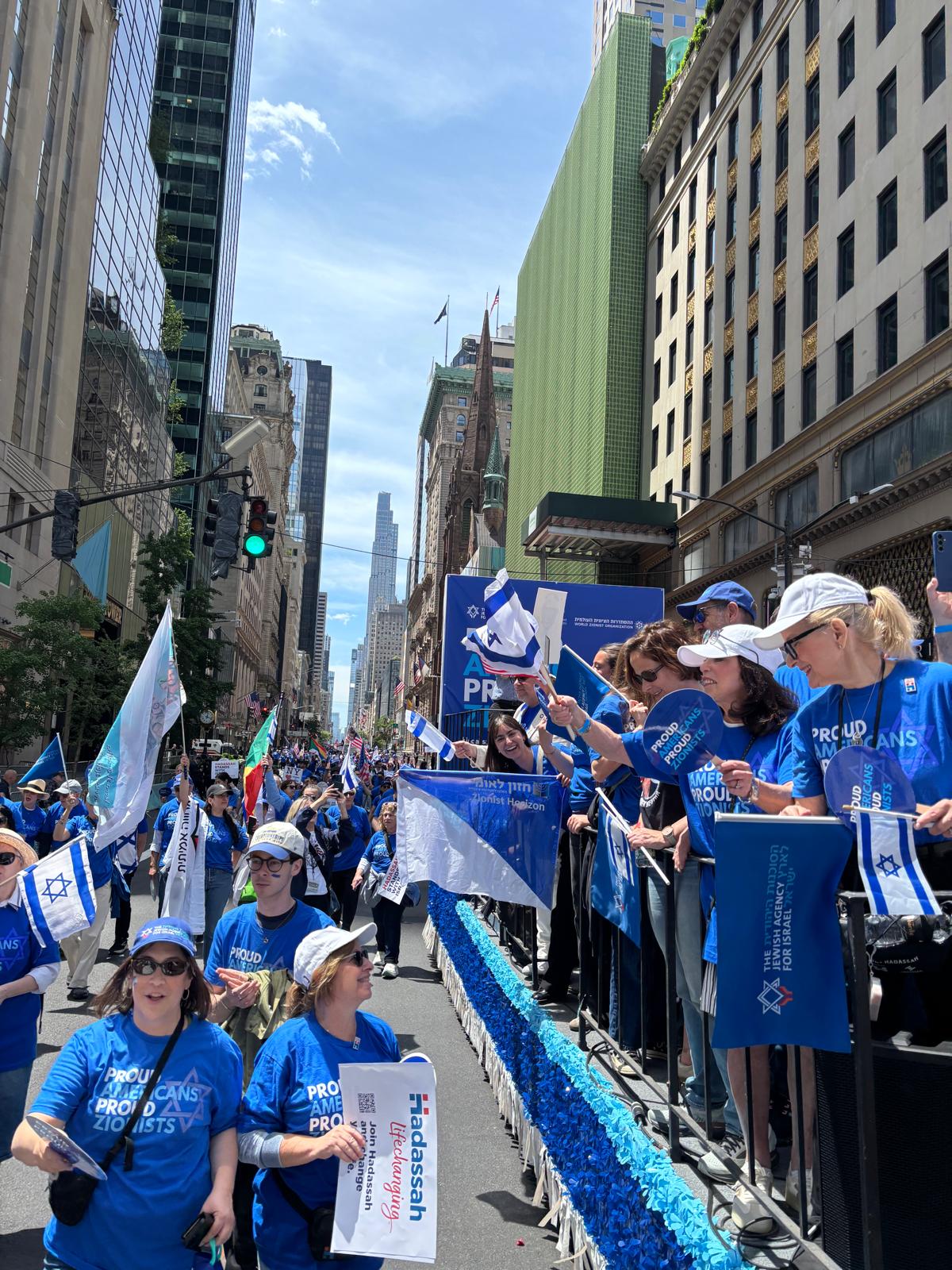 New York'ta İsrail Günü Yürüyüşü: Binlerce Kişi Beşinci Cadde'yi Doldurdu
