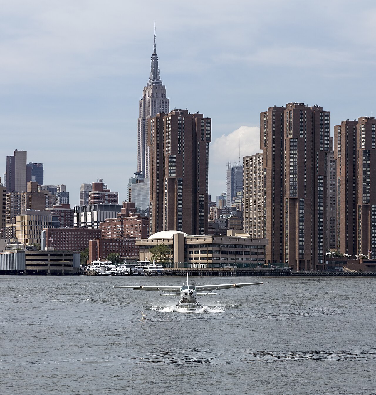 New York'ta deniz uçağı East River'a zorunlu iniş yaptı