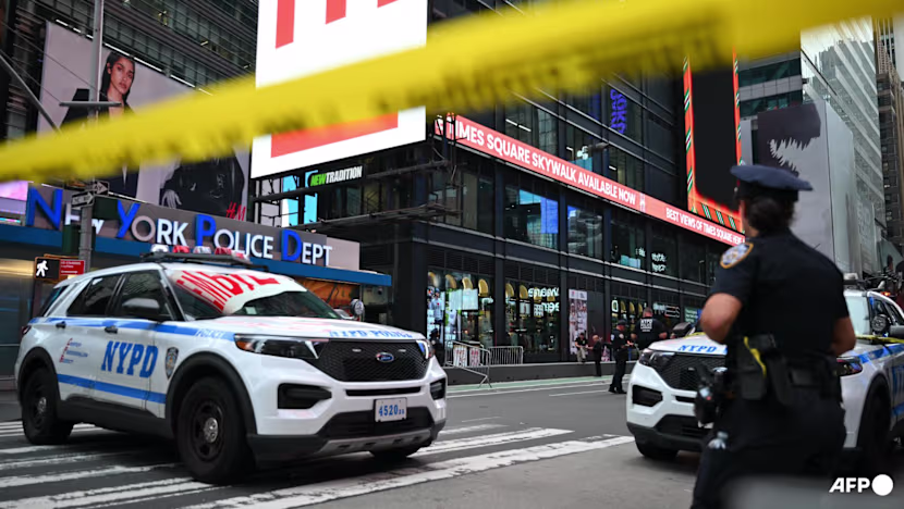 New York'ta kadın iki kişiyi bıçakladı, polis tarafından vuruldu