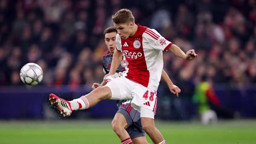 Newcastle, Hollandalı orta saha oyuncusu Steur'u Ajax'tan transfer etti
