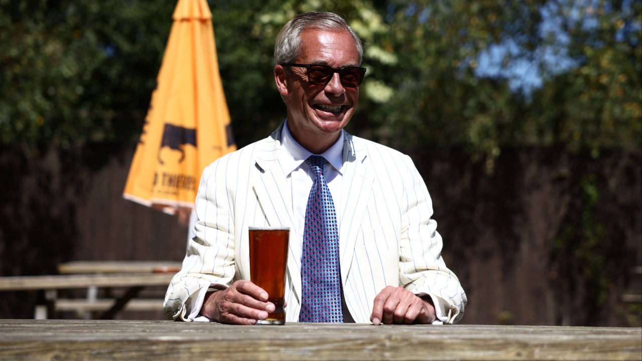 Nigel Farage sandalyeye geri döndü, Binface fırtınasıyla sarsıldı
