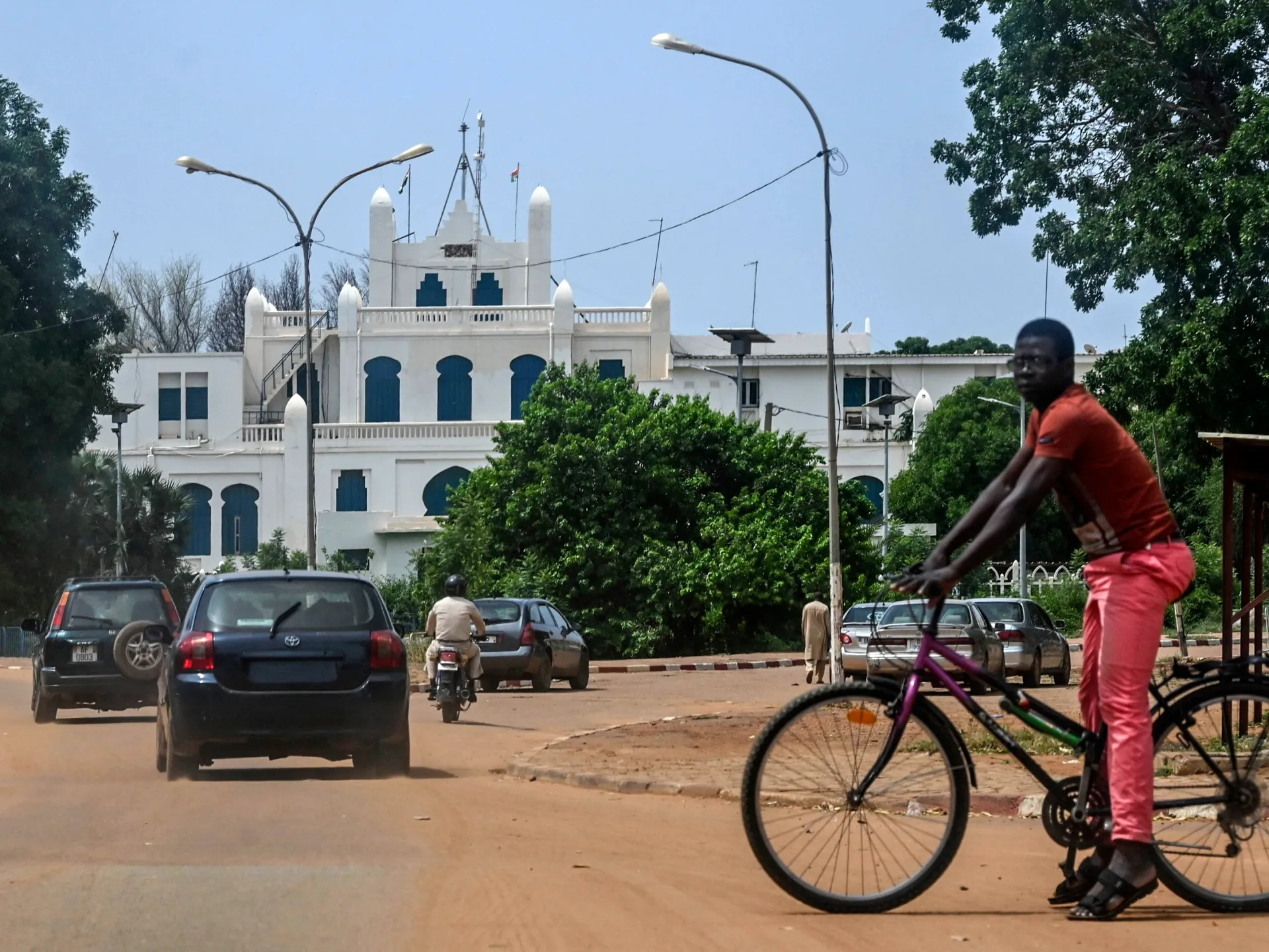 Nijer'in başkenti Niamey'de silah sesleri ve patlamalar duyuldu