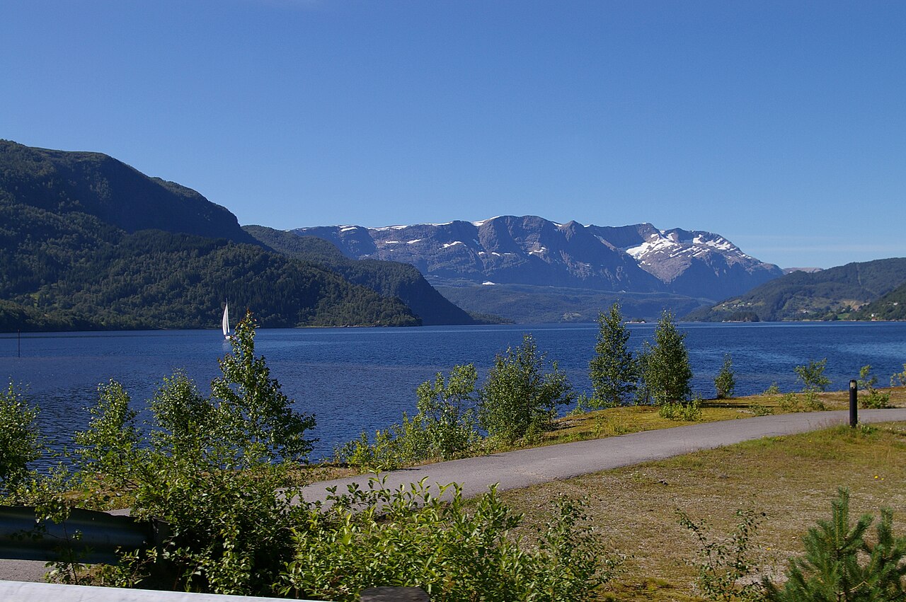 Norveç'in El değmemiş Fiyordu Maden Atığına Teslim