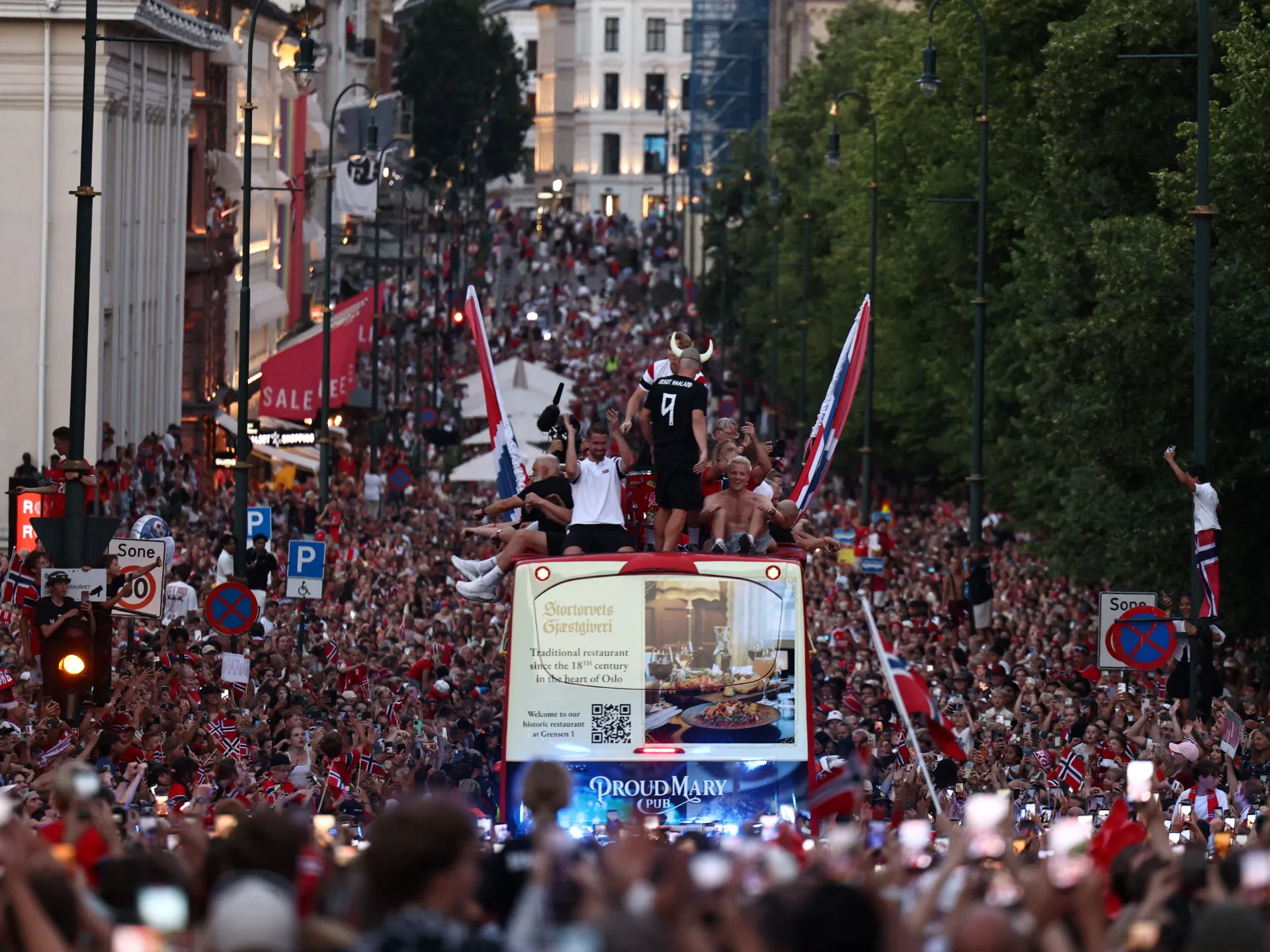 Norveç Milli Takımı'na Oslo'da Kahramanlar Gibi Karşılama