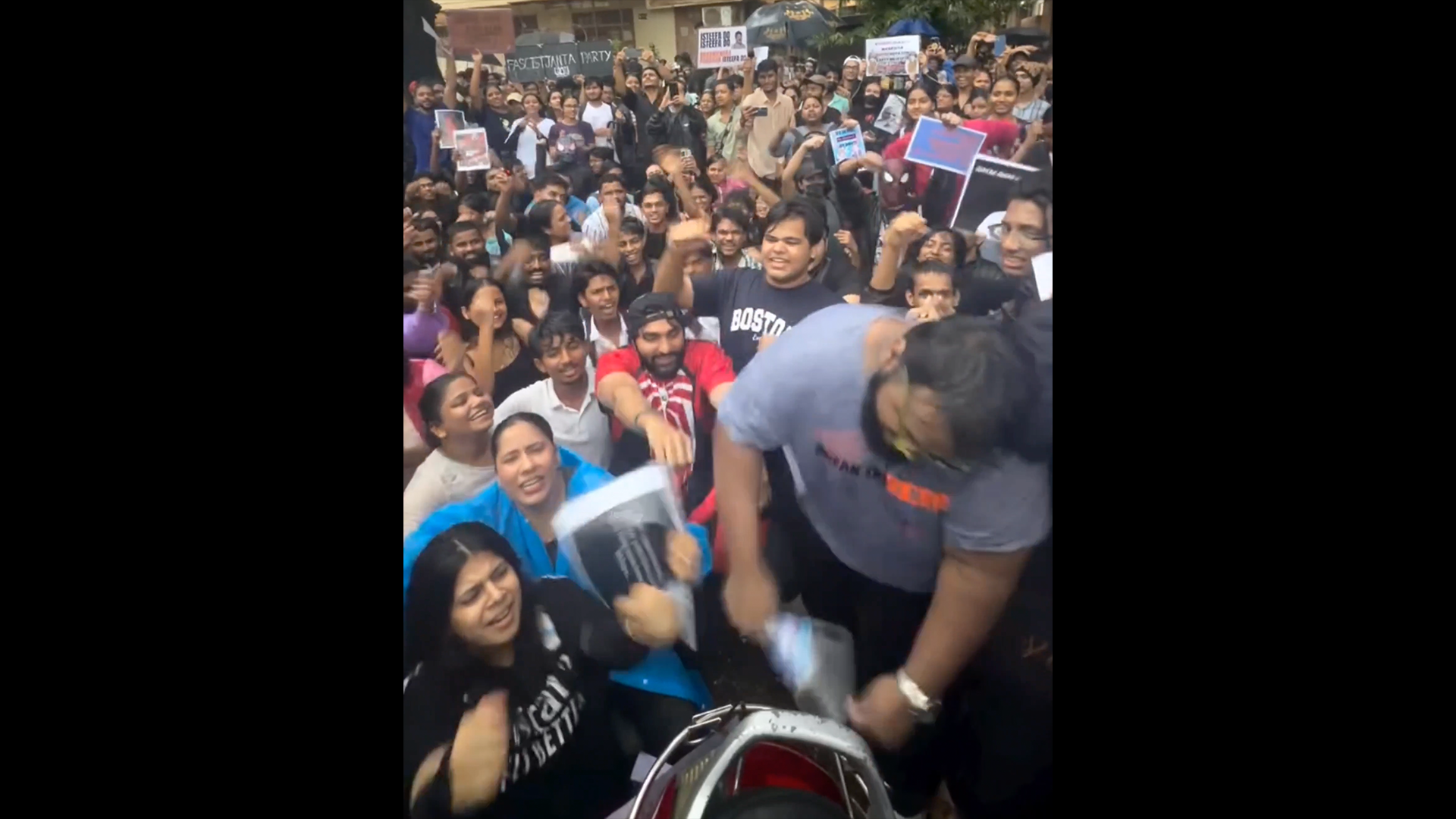 Norveç Viking Küreği Hindistan'da 'İstifa' Protestosuna Dönüştü