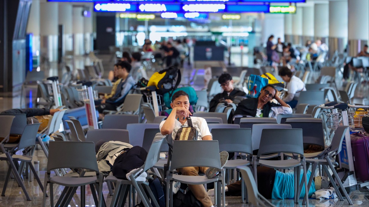 Noul Tayfunu Hong Kong'da Uçuşları Felç Etti: 2 Bin Yolcu Havalimanında Mahsur