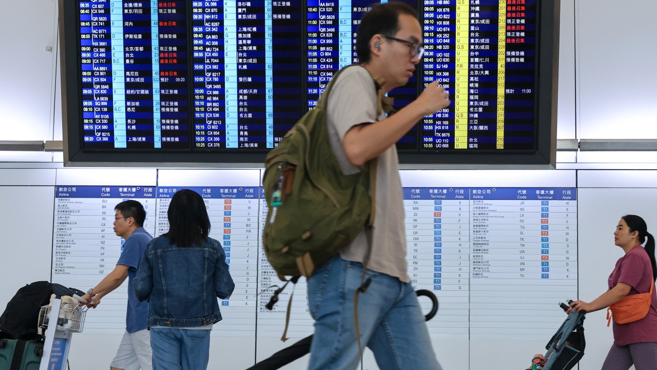 Noul Tayfunu Sonrası Hong Kong Havalimanı'nda Yolcular Mahsur Kaldı