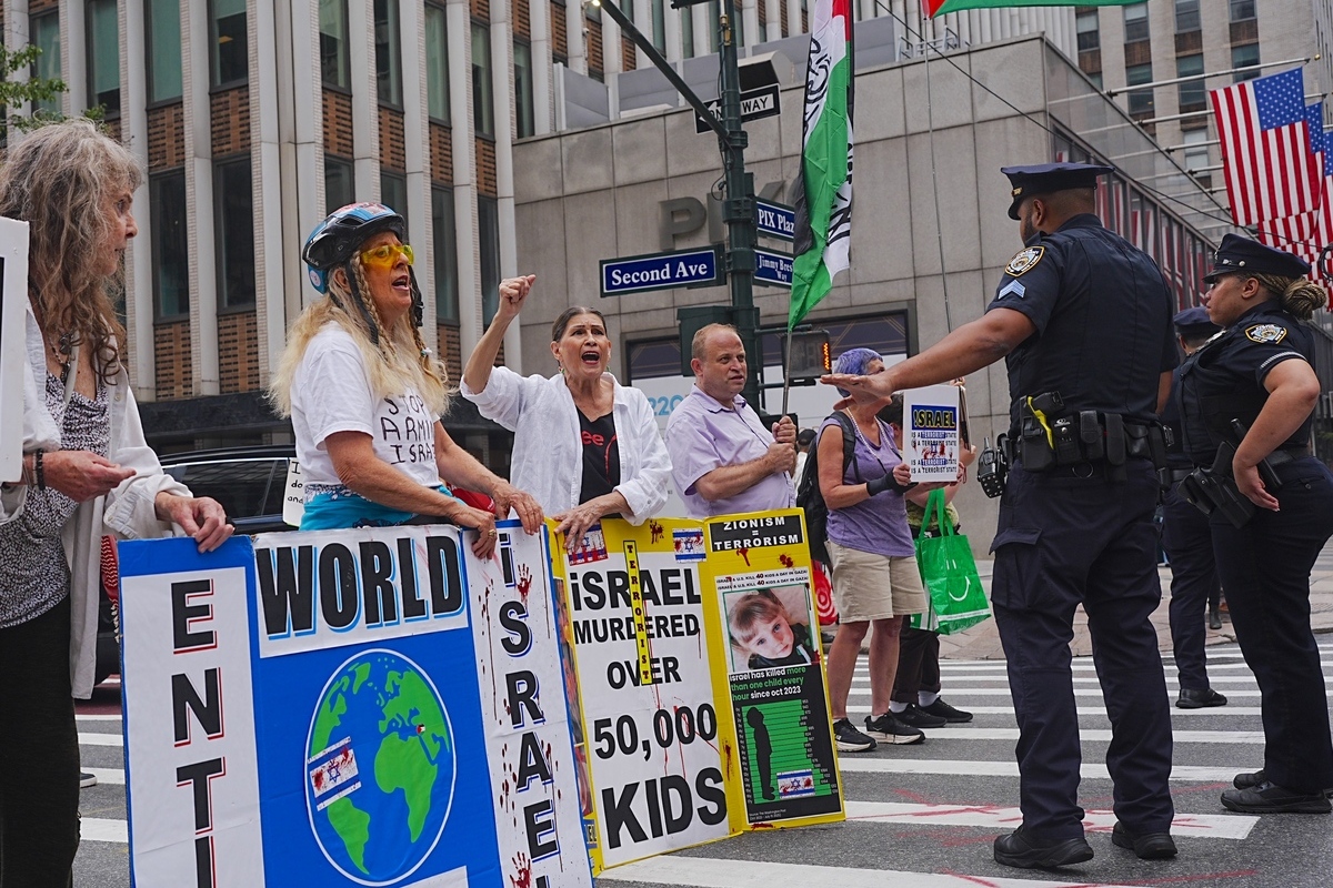NY'de İsrail Başkonsolosluğu Önünde Filistin Protestosu