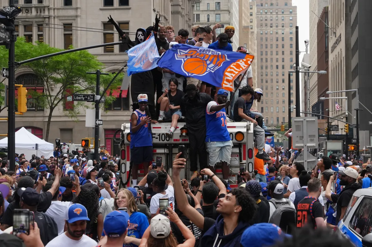 Knicks Zafer Geçit Töreninde Kanlı Saldırı: Boynundan Bıçaklanan Adam