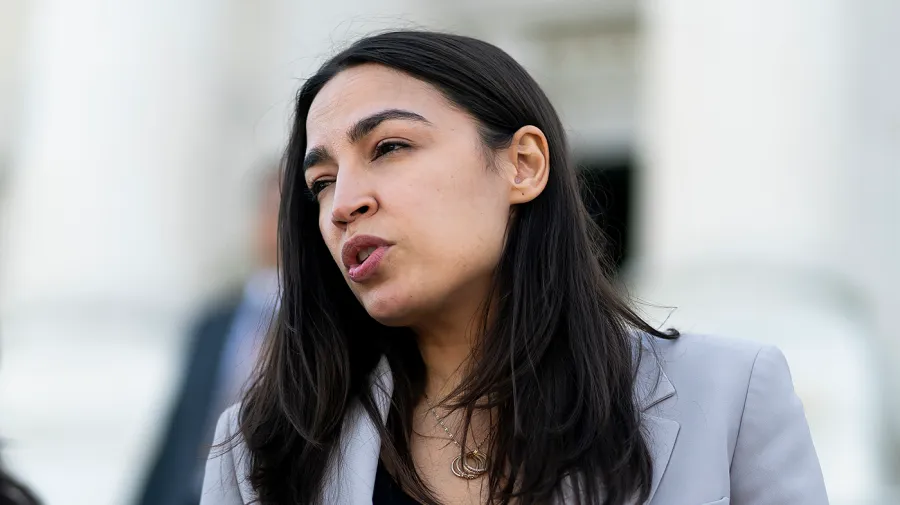 Ocasio-Cortez: Trump Anıt Havuzunu ‘Bataklığa’ Çevirdi