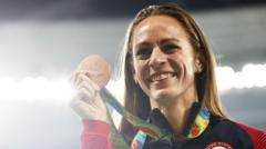 Olimpiyat madalyalı atlet Jenny Simpson yarışta yere yığıldı