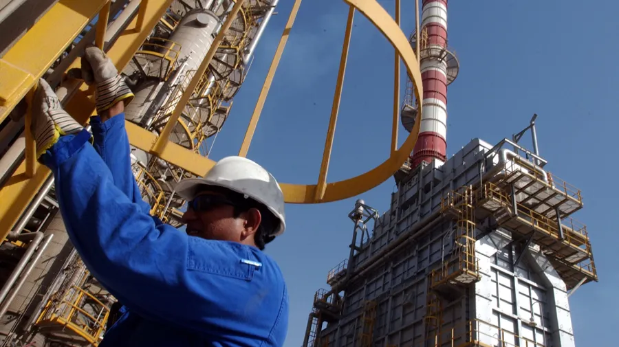 OPEC+ Petrol Üretimini Artırıyor, Fiyatlar Düşüşte