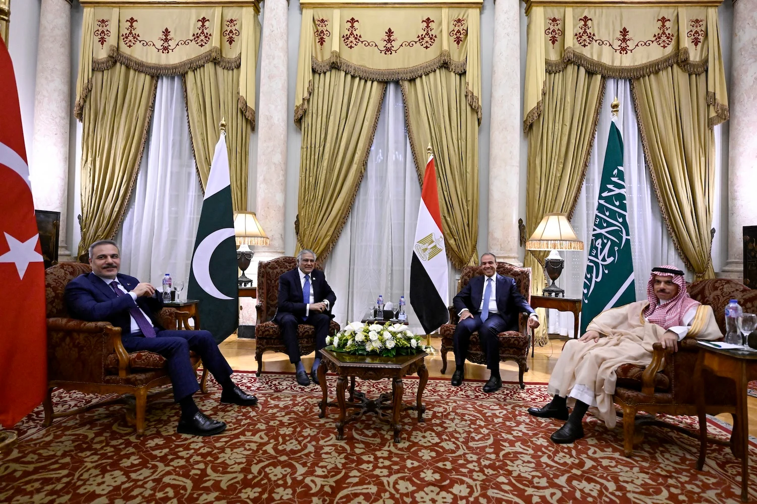Ortadoğu'da Suudi Arabistan öncülüğünde yeni bir eksen doğuyor