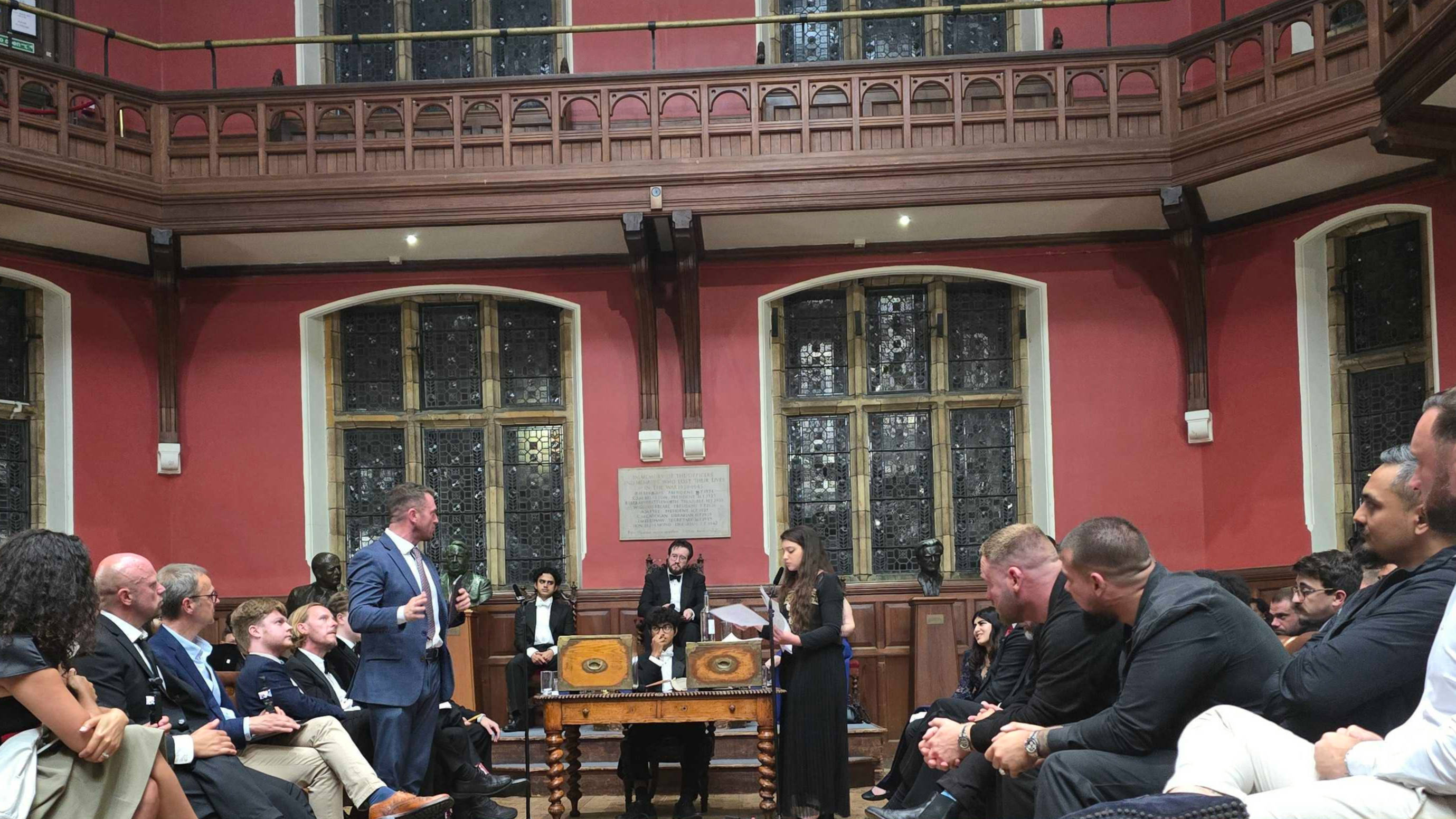 Oxford Union'da Filistinli öğrencinin Tommy Robinson'a üstünlüğü