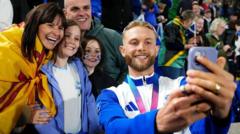 Özçekim, imza ve sosyal medya: Kerr Glasgow'da coştu