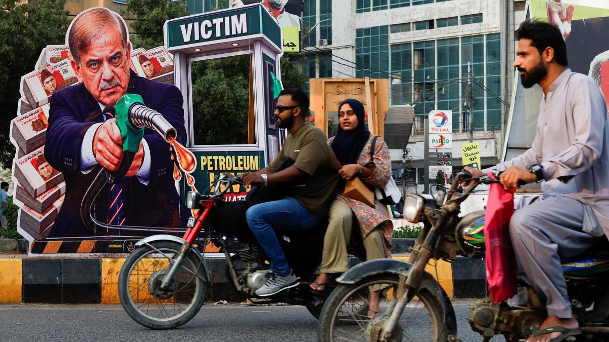 Pakistan'da akaryakıt zamlarına karşı kemer sıkma paketi