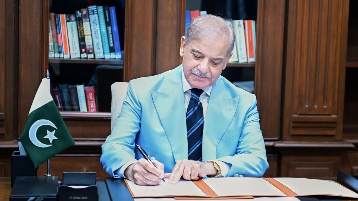 Pakistan'dan Ali Hamaney'in Cenazesine Katılım Sözü