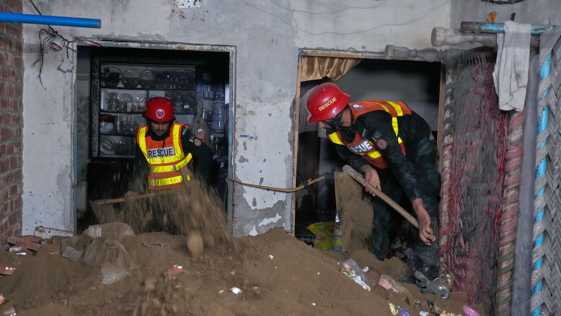Pakistan'da dershane çatısı çöktü: 14 çocuk öldü