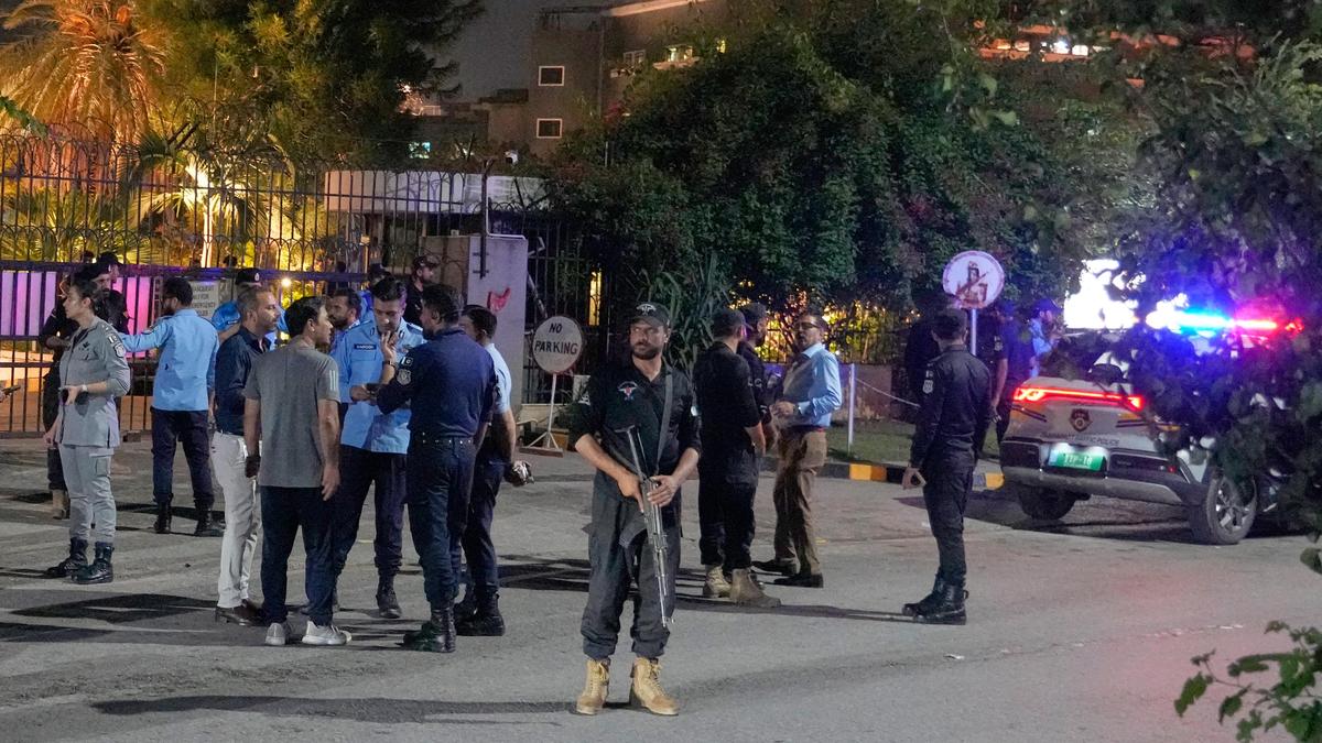 Pakistan Eski Başbakanı İmran Han, Mahkeme Kararıyla Hastaneye Kaldırıldı