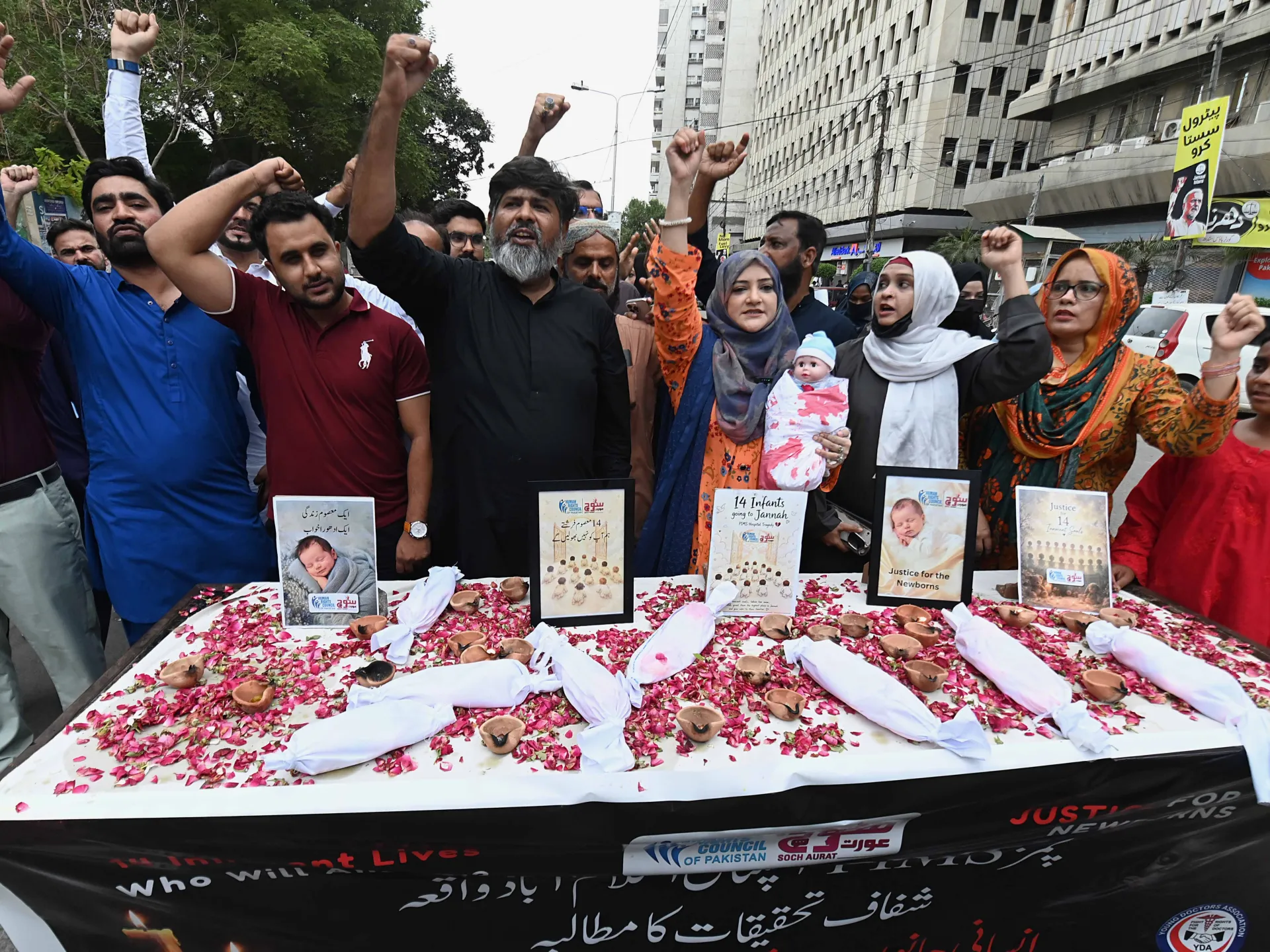 Pakistan'da hastane yangınında 14 bebek öldü: 8 yetkili açığa alındı