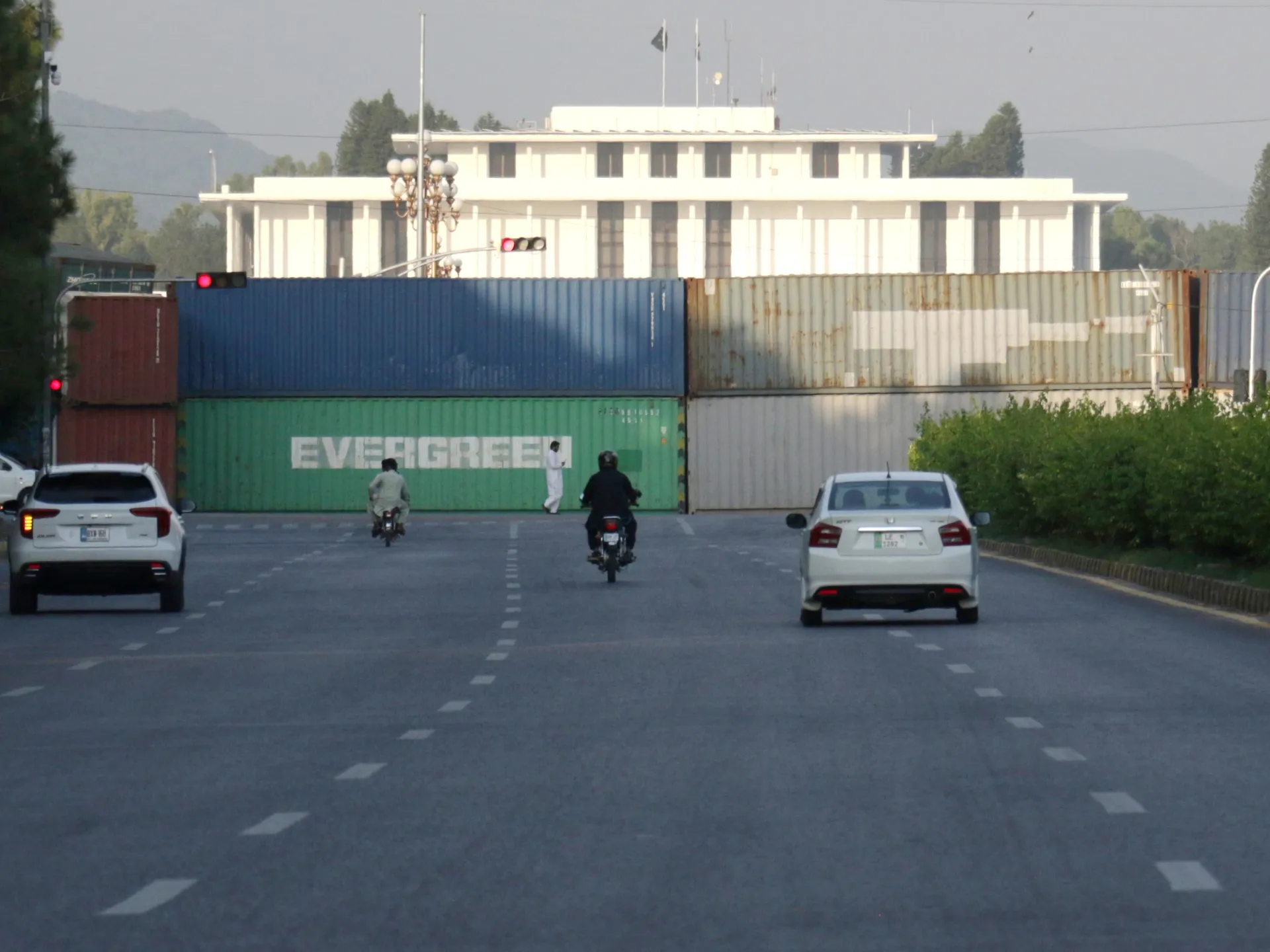Pakistan'da İmran Han yürüyüşü öncesi geniş çaplı operasyon
