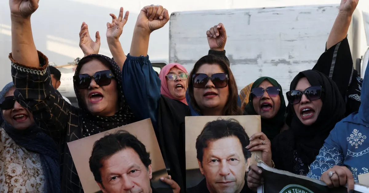 Pakistan'da İmran Khan protestoları öncesi yollar kapatıldı