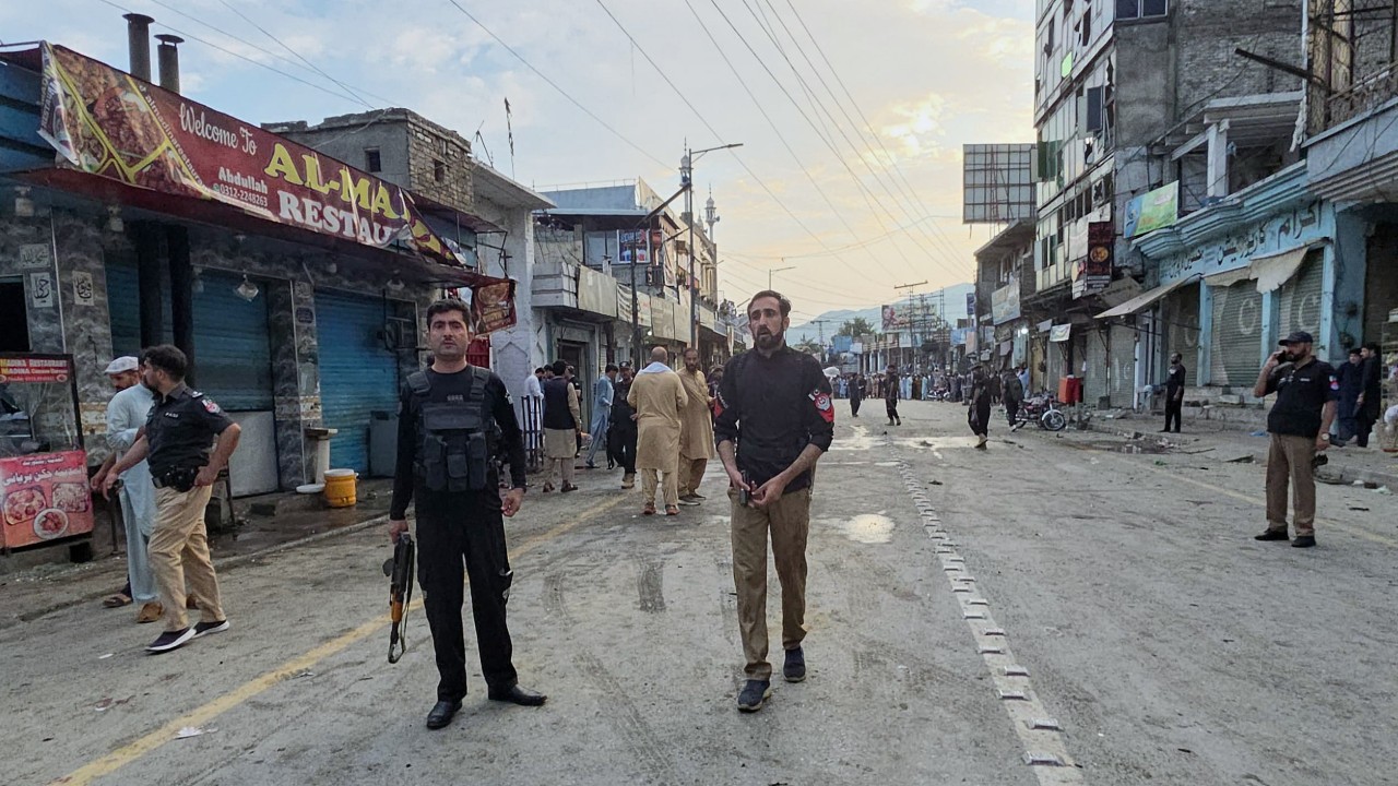 Pakistan'da intihar saldırısı: En az 14 ölü