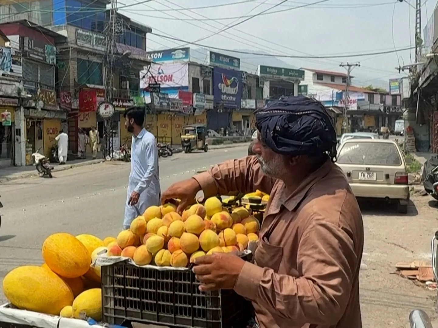 Pakistan Keşmir'i ölümcül protestoların ardından normale dönüyor