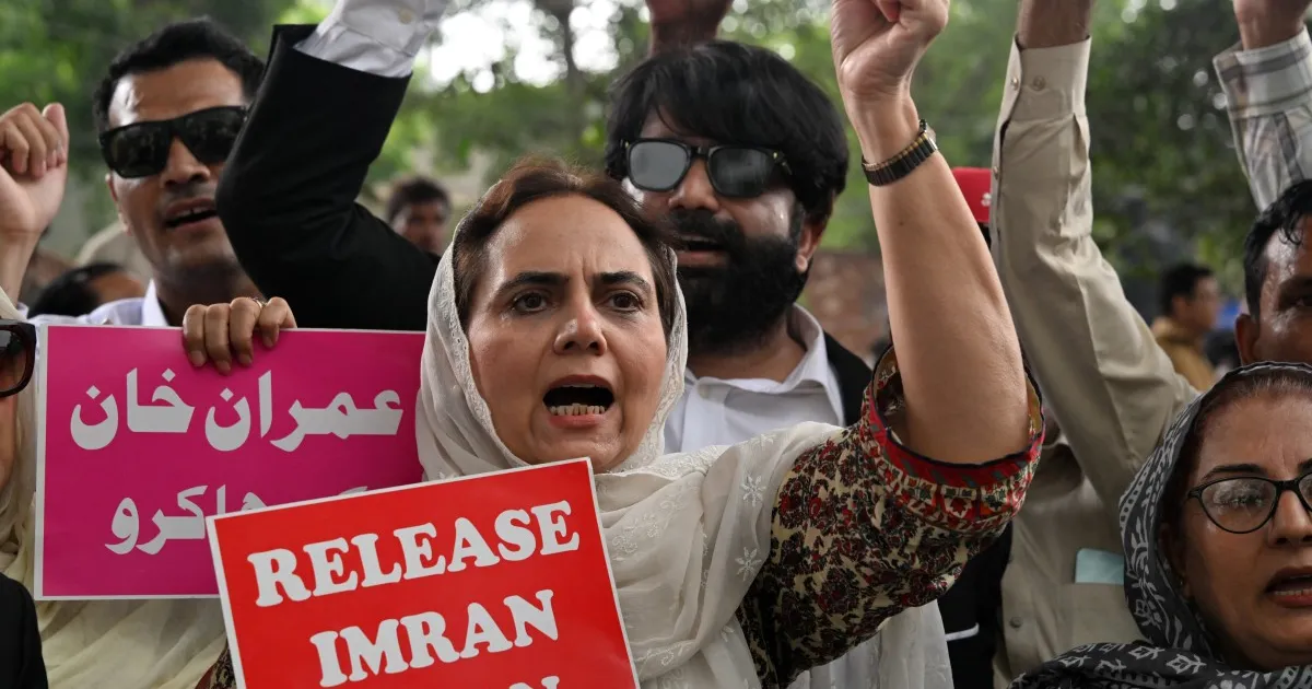 Pakistan'da Khan'a 3 Yıl Hapis: PTI ve Af Örgütleri Hücre Hapsini Kınadı