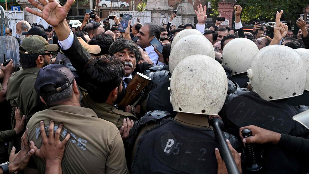 Pakistan'da Khyber-Pakhtunkhwa'ya Olağanüstü Hal: Neden ve Sonuçları