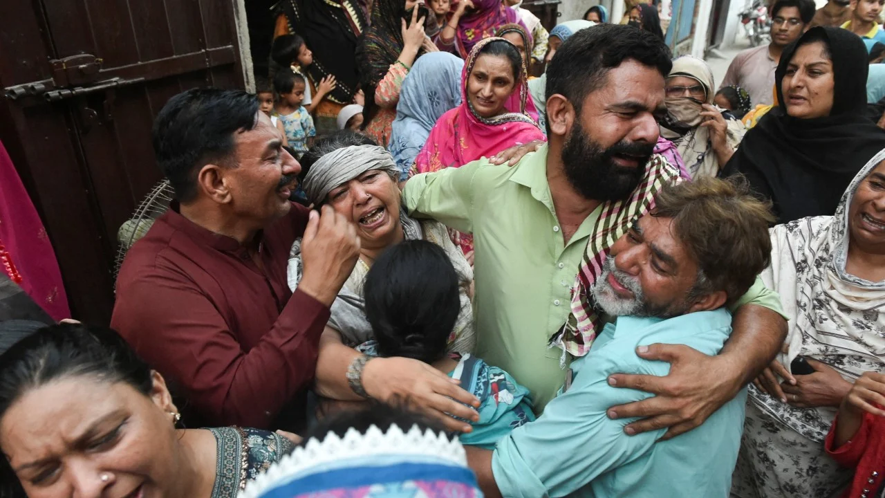 Pakistan'da çöken inşaat 14 çocuğu öldürdü