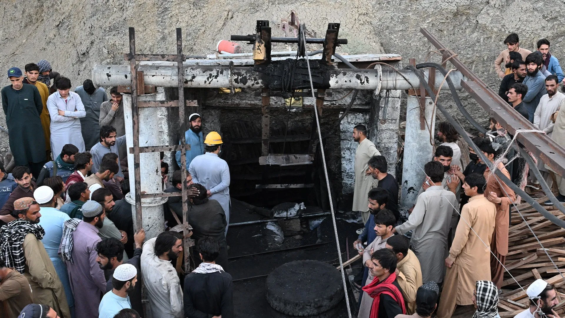Pakistan'da Maden Faciası: Göçük Altında Kalan İşçiler İçin Nefes Mücadelesi