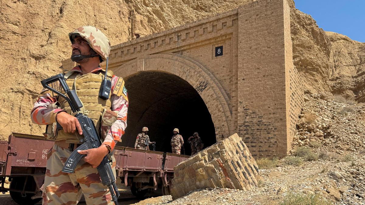 Pakistan'da Militan Saldırısı: 9 Polis Hayatını Kaybetti