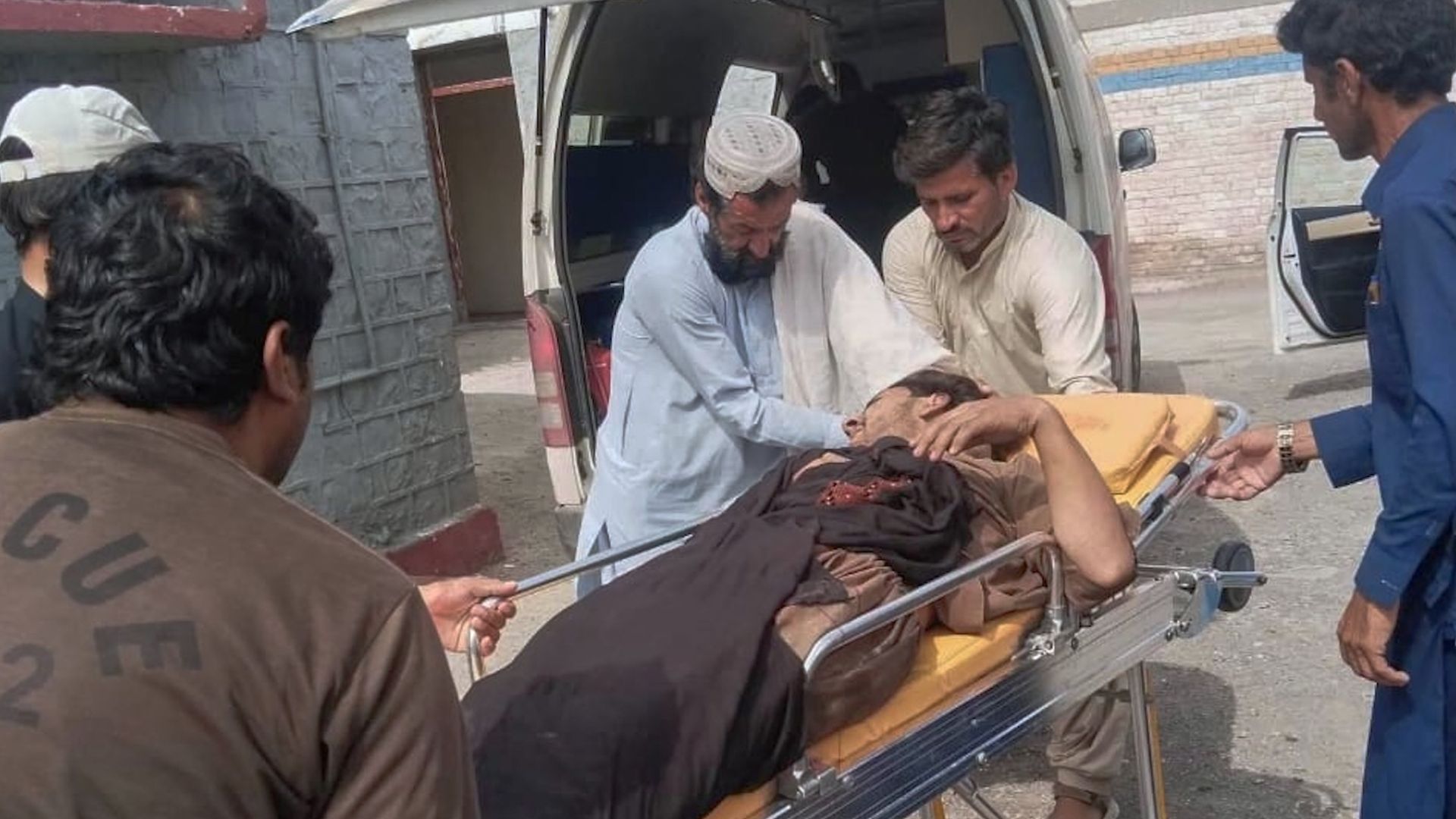 Pakistan'da yolcu otobüsü uçuruma yuvarlandı: 40 ölü