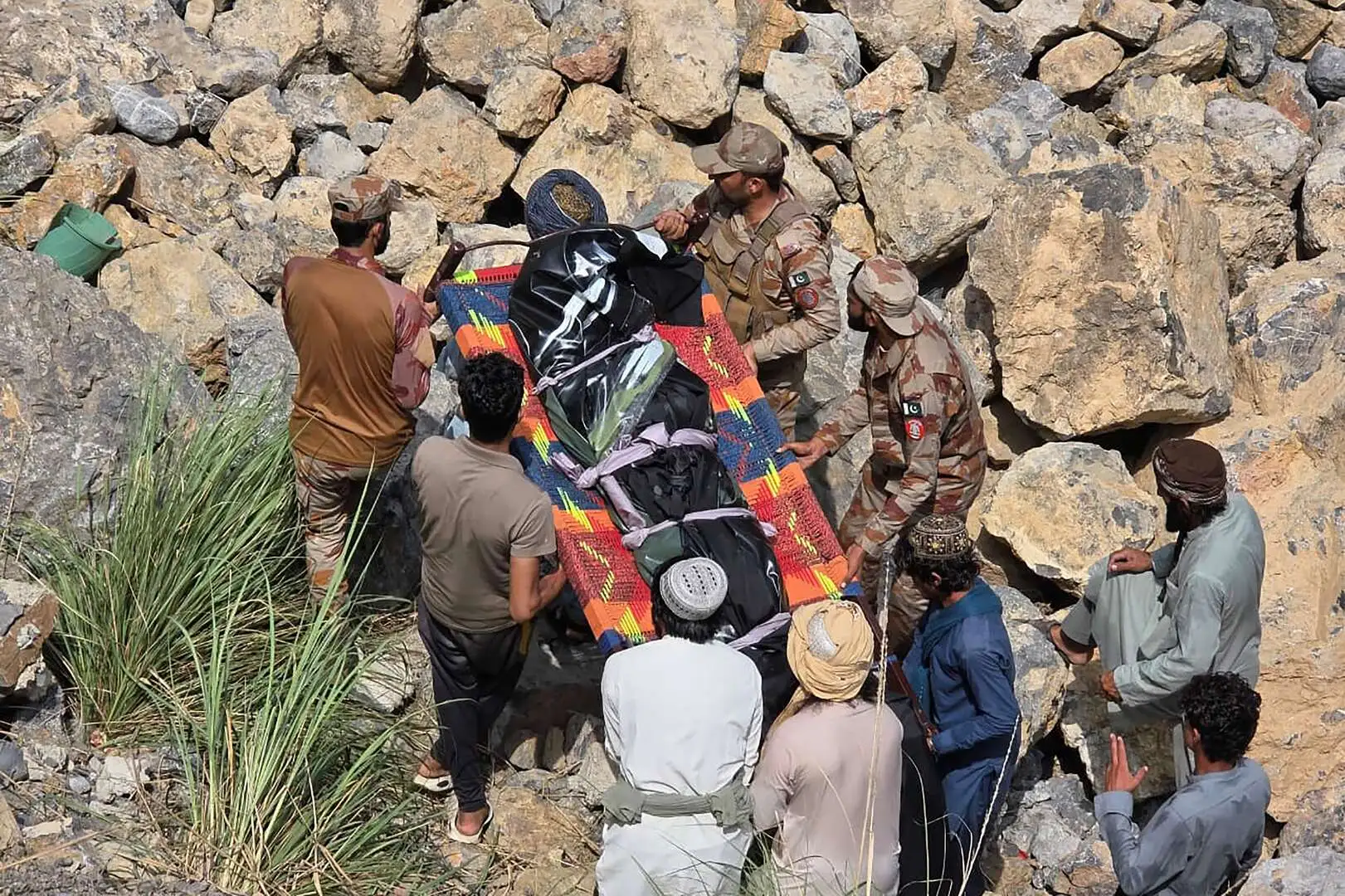 Pakistan'da Yolcu Otobüsü Uçuruma Yuvarlandı: 40 Ölü